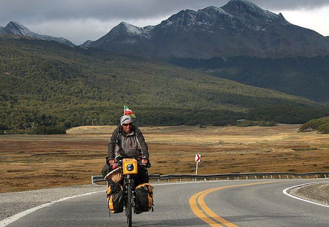 Pablo García, el argentino que dio la vuelta al mundo en bicicleta, pasa por Santa Fe