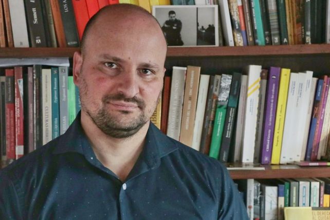 El doctor Tomás Bover integra el Grupo de Estudios en Policías y Fuerzas de Seguridad por el Instituto de Desarrollo Económico y Social la Universidad Nacional de Quilmes.