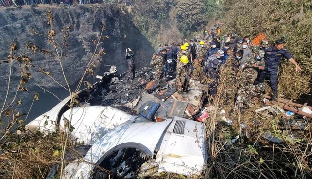 Video: mueren 67 personas al estrellarse un avión en Nepal, en el que viajaba un argentino