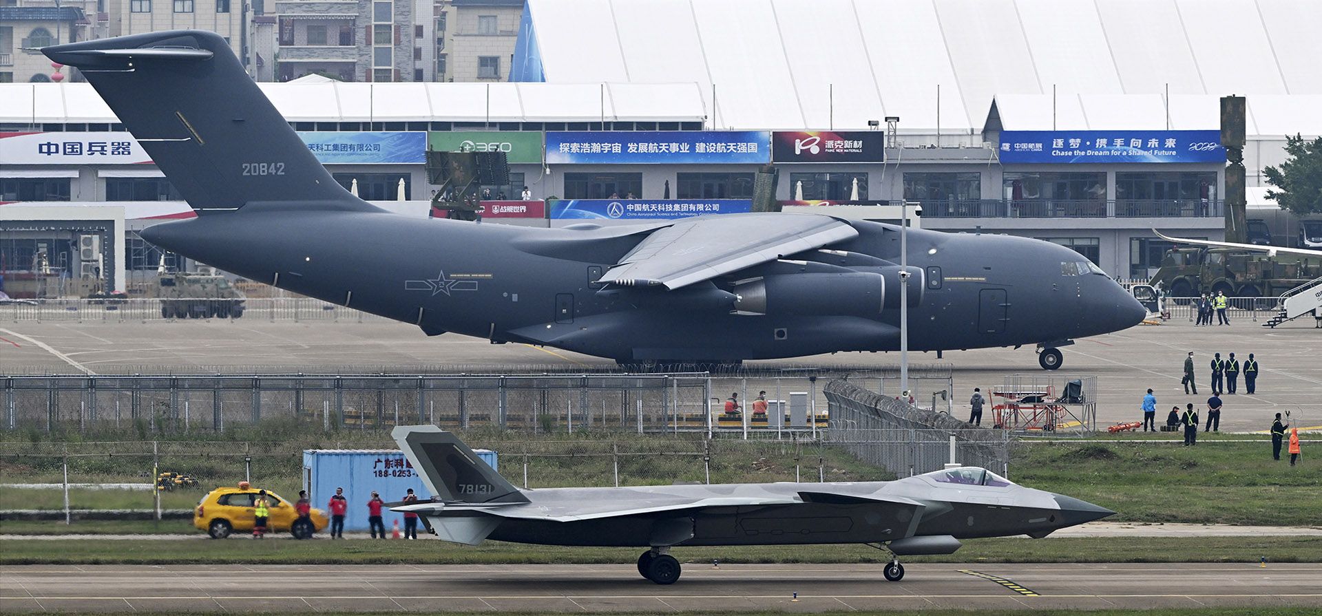 Un avión de combate furtivo J-20, en primer plano y un avión cisterna YU-20 se preparan para entrenar para la próxima 14ª Exposición Aeroespacial y de Aviación Internacional de China en Zhuhai, en la provincia de Guangdong, en el sur de China. China está exhibiendo sus aviones de combate y aviones civiles de última generación esta semana, ya que busca desempeñar un papel más importante en el comercio mundial de armas y competir con Boeing y Airbus.