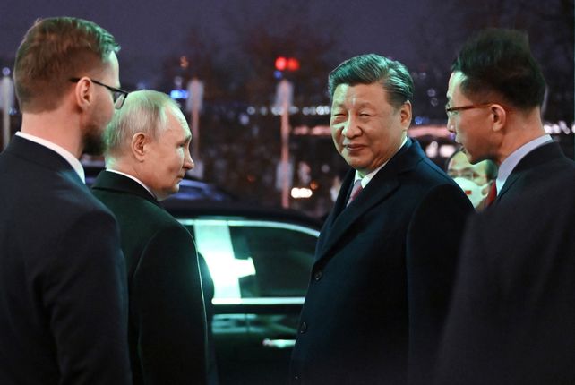 Kremlin. La figura de Xi Jinping (derecha) lo muestra más sonriente y alto al lado de su socio y colega ruso.
