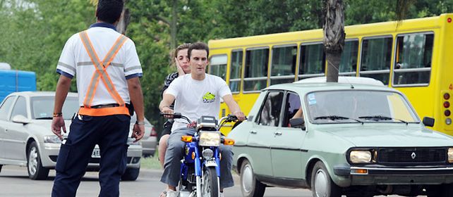 La falta del uso de casco es una de las infracciones que más advierten los inspectores en la calle. La Intendencia aspira que esta cuestión se modifique a partir de la generación de un cambio social.