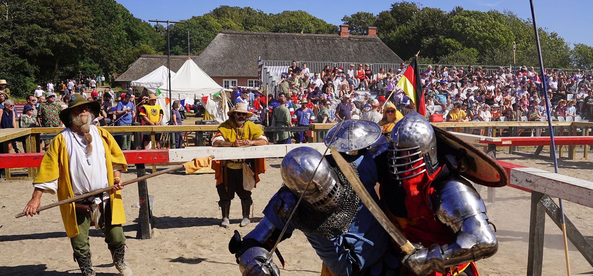Dos luchadores se enfrentan durante el Campeonato Mundial de la Federación Internacional de Combate Medieval en el Castillo de Spottrup, en Spottrup, Dinamarca, el jueves 23 de julio de 2026. (Foto AP/James Brooks) Dos luchadores se enfrentan durante el Campeonato Mundial de la Federación Internacional de Combate Medieval en el Castillo de Spottrup, en Spottrup, Dinamarca, el jueves 23 de julio de 2026. (Foto AP/James Brooks)