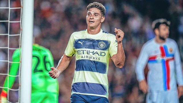 Gol de Álvarez en el duelo entre Manchester City y Barcelona