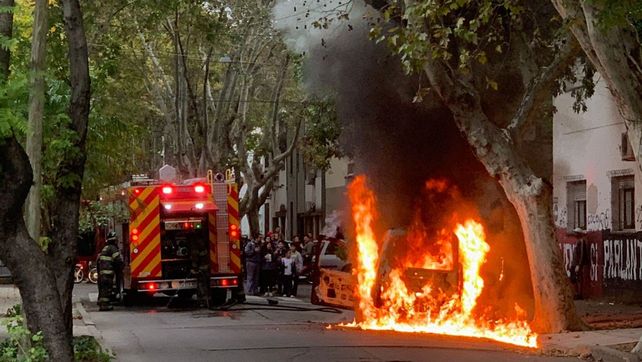 Un utilitario se incendió en la zona de La Paz entre Suipacha y Francia