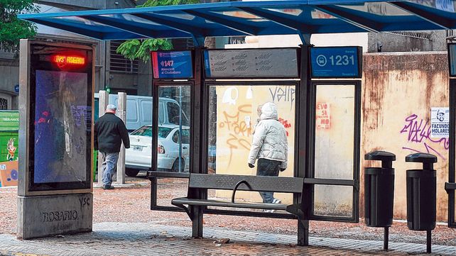 Imagen repetida. Las paradas de transporte lucen despobladas entre las medidas dispuestas por la pandemia y los paros de los choferes.