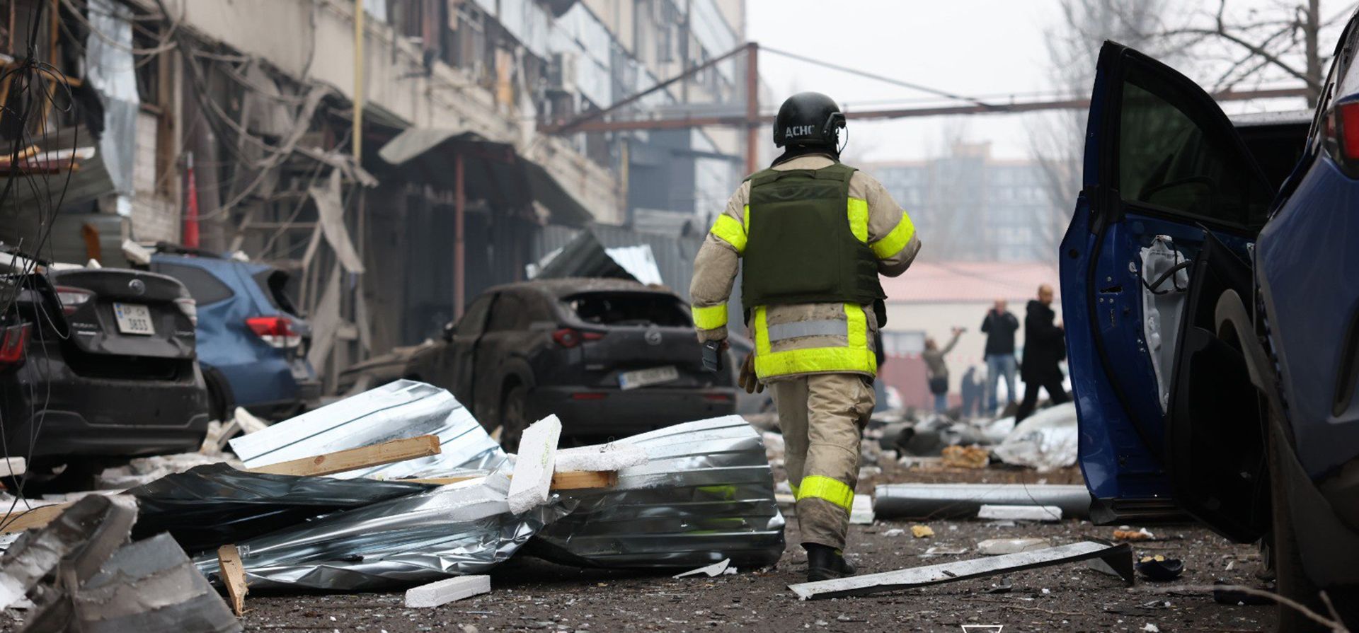 En esta fotografía proporcionada por el Servicio de Emergencias de Ucrania, el personal de los servicios de emergencia trabaja tras un ataque con misiles rusos en Dnipro, Ucrania, el lunes 1 de diciembre de 2025. (Servicio de Emergencias de Ucrania vía AP) En esta fotografía proporcionada por el Servicio de Emergencias de Ucrania, el personal de los servicios de emergencia trabaja tras un ataque con misiles rusos en Dnipro, Ucrania, el lunes 1 de diciembre de 2025. (Servicio de Emergencias de Ucrania vía AP)