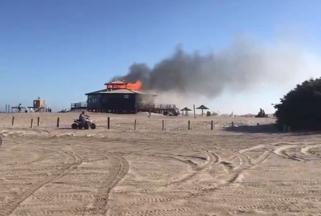 Un voraz incendio destruyó un parador ubicado de Pinamar