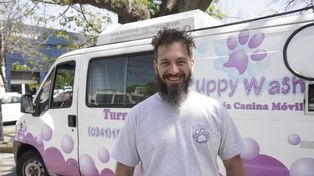 Ignacio Canessa, fundador y dueño de la marca Puppy Wash, que ofrece peluquería de perros a domicilio.