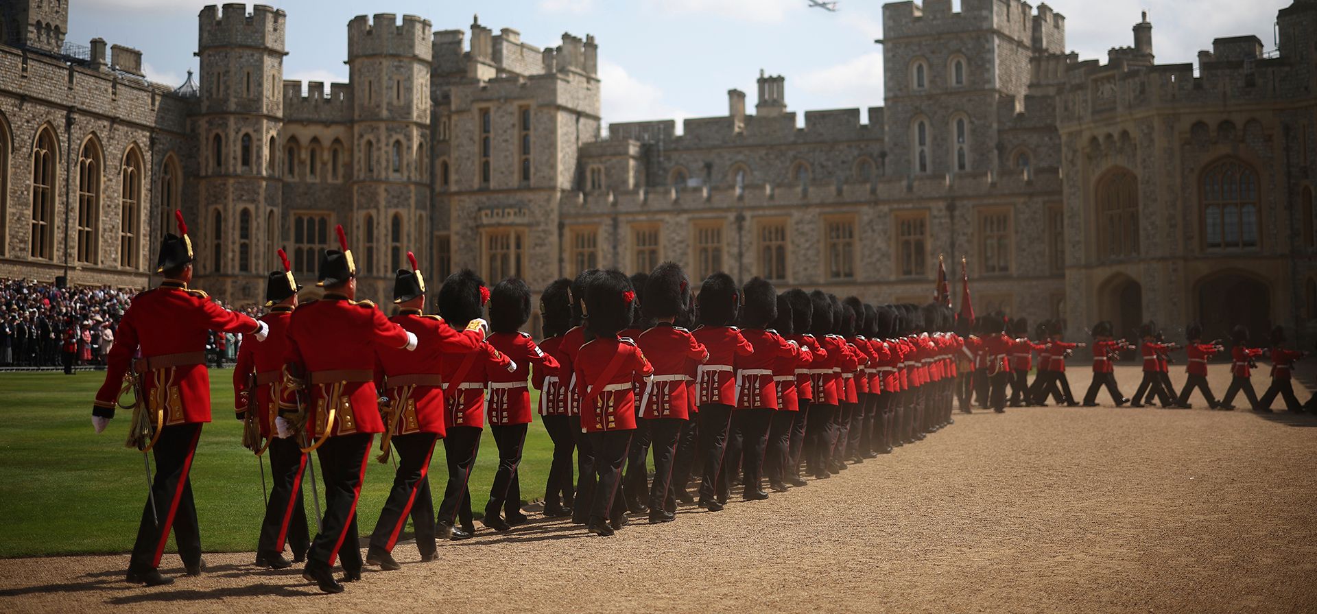Miembros de la Guardia de Coldstream marchan durante una ceremonia de entrega de los nuevos colores al 1.er y 2.º Batallón (Compañía Número 7) de la Guardia de Coldstream en el Castillo de Windsor, Windsor, Inglaterra, el viernes 13 de junio de 2025. (Henry Nicholls/Pool Photo vía AP) Miembros de la Guardia de Coldstream marchan durante una ceremonia de entrega de los nuevos colores al 1.er y 2.º Batallón (Compañía Número 7) de la Guardia de Coldstream en el Castillo de Windsor, Windsor, Inglaterra, el viernes 13 de junio de 2025. (Henry Nicholls/Pool Photo vía AP)