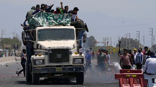 Partidarios de Castillo llegan en un camión para ayudar a bloquear la Carretera Panamericana Sur.