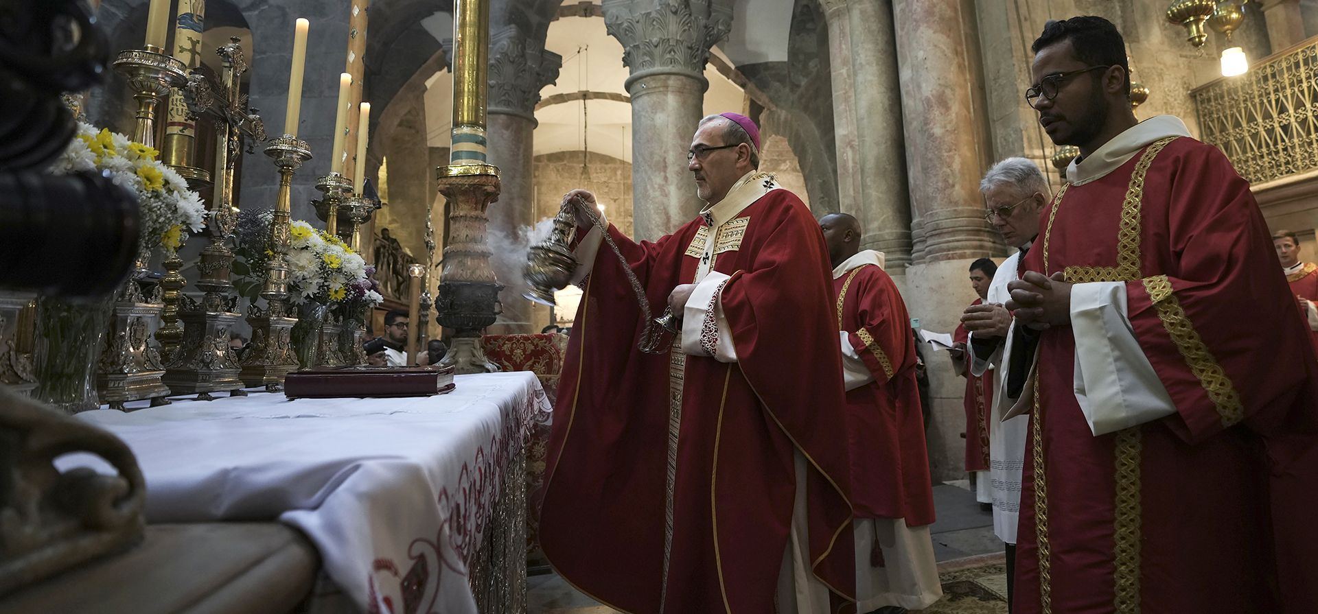 El patriarca latino Pierbattista Pizzaballa, centro, dirige una Misa de Réquiem por el difunto Papa Emérito Benedicto XVI en la Iglesia del Santo Sepulcro, donde muchos cristianos creen que Jesús fue crucificado, enterrado y resucitó de entre los muertos, en la Ciudad Vieja de Jerusalén, el martes 10 de enero de 2023. (Foto AP/Mahmoud Illean)