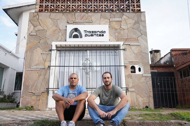 Matías Colazo y Martín Gallastegui frente a la sede de la ONG Trazando Puentes