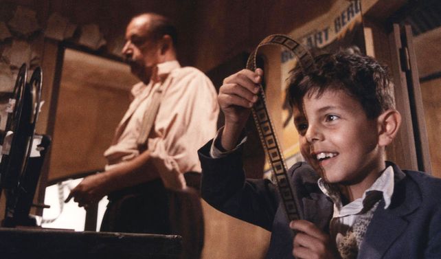 “Cinema Paradiso” resultó ganadora del Oscar a la mejor película extranjera en 1988, Gran Premio del Jurado en el Festival de Cannes y Globo de Oro a mejor película.