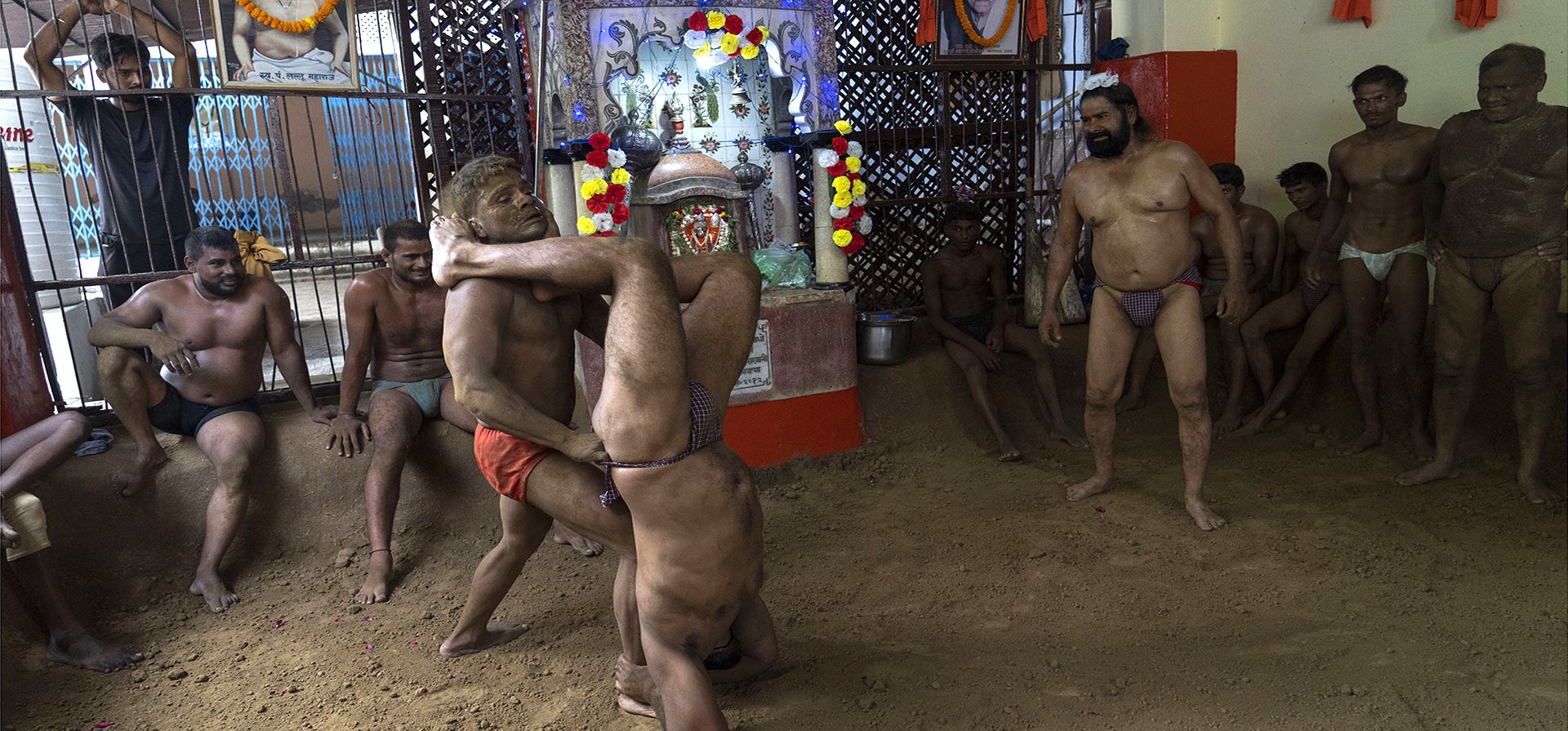 Luchadores tradicionales participan en un combate de lucha libre durante el festival Nag Panchami en Prayagraj, India. Martes, 2 de agosto de 2022. Cada año, los luchadores ofrecen oraciones y combates para conmemorar el festival que se dedica principalmente a la adoración de las serpientes.