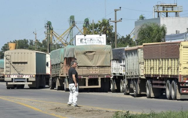 Conflicto y cruces por la llegada de la cosecha gruesa al cordón industrial