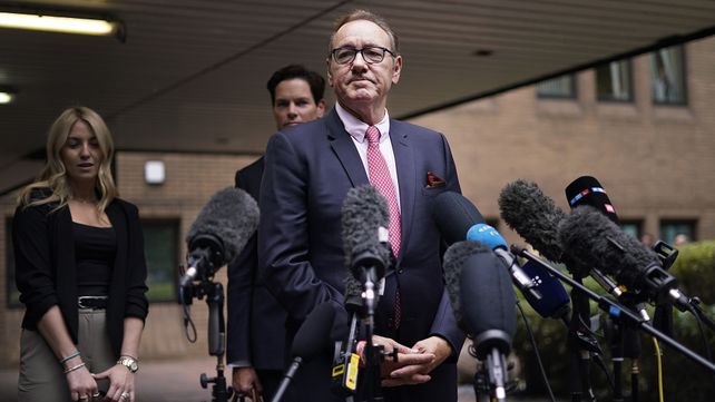 El actor Kevin Spacey se dirige a los medios de comunicación frente al Tribunal de la Corona de Southwark en Londres, el miércoles 26 de julio de 2023. Un jurado absolvió a Kevin Spacey de nueve delitos sexuales. La estrella de Hollywood, de 64 años, había sido juzgada en el Tribunal de la Corona de Southwark acusada de agredir sexualmente a cuatro hombres en el período comprendido entre 2001 y 2013. (AP Photo/Alberto Pezzali)