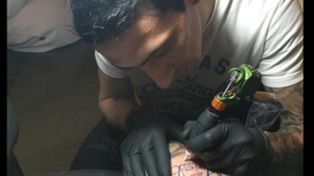 Angel Di María paró la pelota un rato y le dejó un autógrafo en la piel a su tatuador