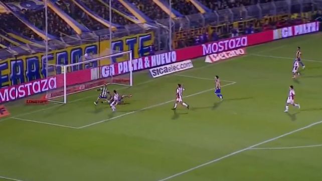 Santi López empuja el gol el gran pase de Giaccone. Rosario Central le gana de entrada a Instituto en el Gigante de Arroyito.