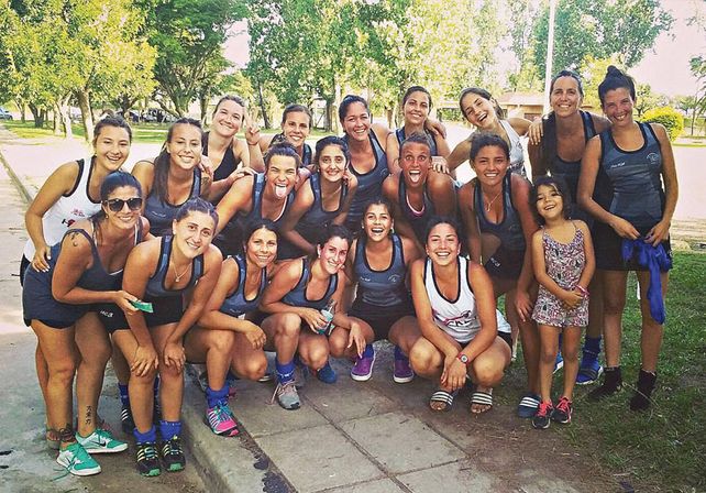 Ganadoras. Las chicas se quedaron con el cetro de la Zona “B” del Torneo Oficial Dolores Niel de hockey.