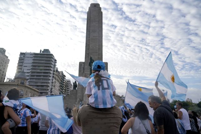 La fiesta del fútbol se armó en el Monumento a la Bandera