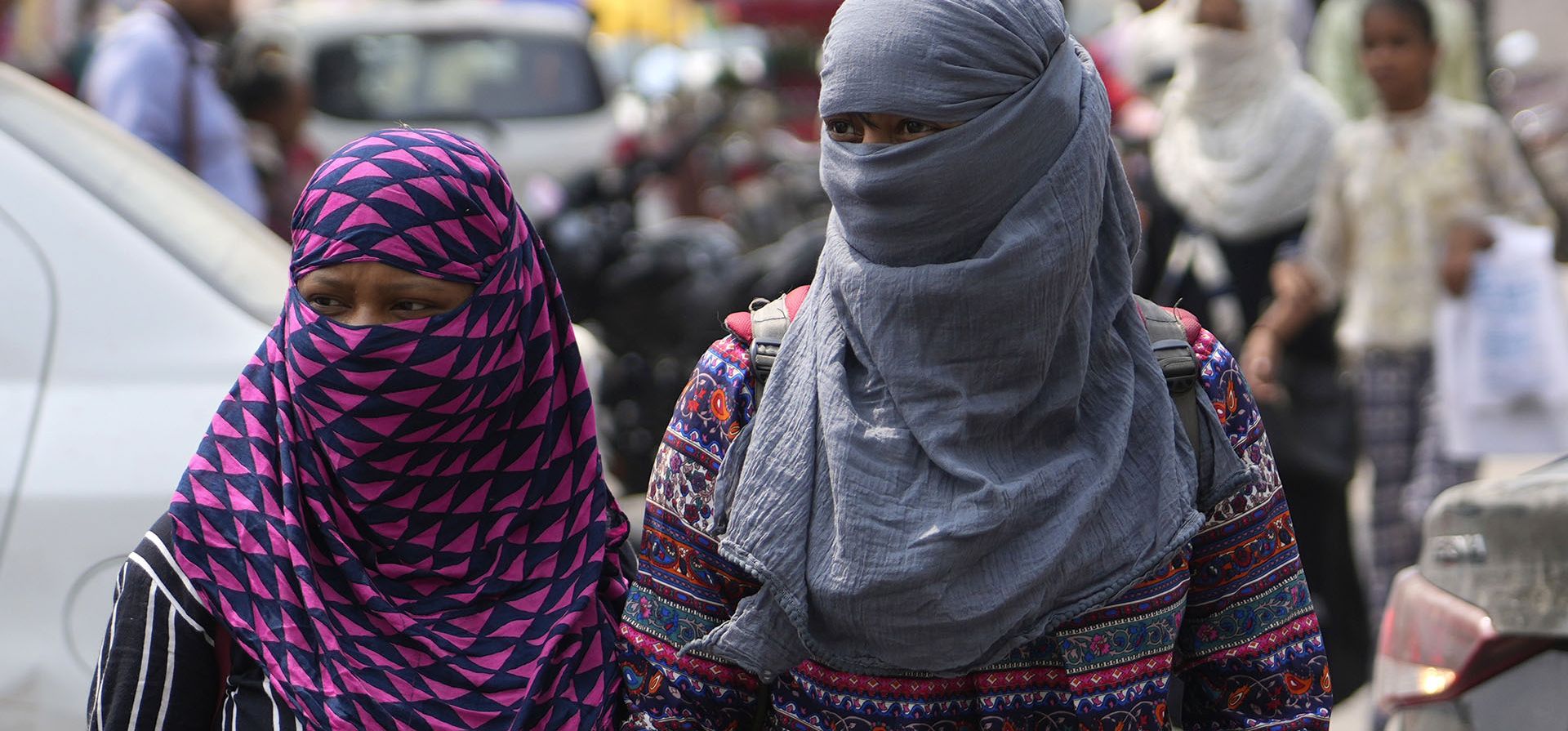Las mujeres usan bufandas para protegerse del calor en Prayagraj, en el estado de Uttar Pradesh, en el norte de la India, el miércoles 13 de abril de 2022. Una ola de calor inusualmente temprana ha traído temperaturas de más de tres dígitos a una gran franja del noroeste de la India, lo que genera preocupación. que tales condiciones climáticas extremas podrían convertirse en la nueva normalidad.
