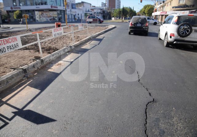 Una grieta y el hundimiento de la calzada que se produjo en la zona de Bulevar y Urquiza. / José Busiemi.