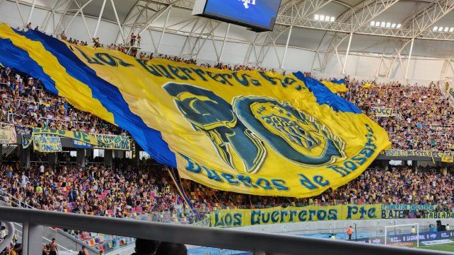 Tras los incidentes los hinchas ya copan el Madre de Ciudades. 