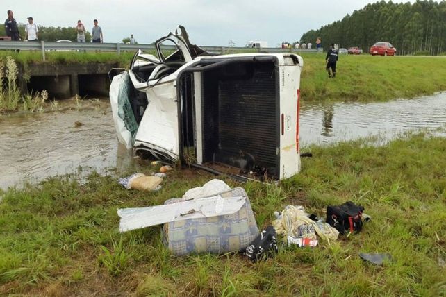 Autovía Artigas: Ocurrieron dos vuelcos bajo la lluvia a pocos kilómetros de distancia