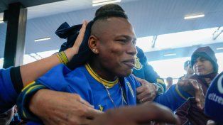 Jaminton Campaz fue muy ovacionado por los hinchas de Central que estaba apostados en el aeropuerto.
