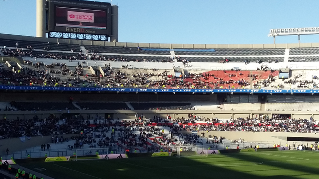 El público está colmando de a poco las tribunas del Monumental para el partido entre Argentina y Paraguay.