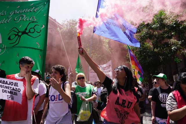 No al ajuste, el masivo mensaje de gremios y asociaciones rosarinas tras el DNU de Milei