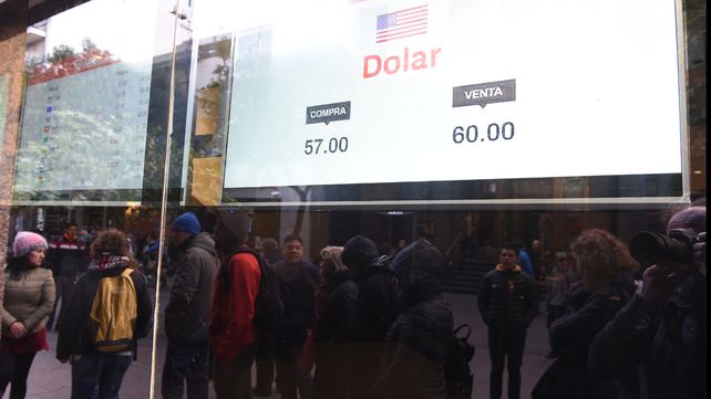 El dólar cerró a 59,5 en la city rosarina tras una jornada marcada por la tensión