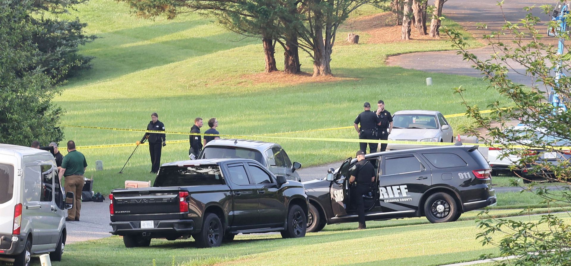 Investigadores utilizan un detector de metales para recolectar evidencia en la escena de un tiroteo masivo, el domingo 1 de junio de 2025 en Hickory, Carolina del Norte. (Sarah C. Johnson/The Hickory Daily Record vía AP) Investigadores utilizan un detector de metales para recolectar evidencia en la escena de un tiroteo masivo, el domingo 1 de junio de 2025 en Hickory, Carolina del Norte. (Sarah C. Johnson/The Hickory Daily Record vía AP)
