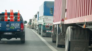 El sector transportista de carga está en estado de alerta por el aumento del precio y la falta de gasoil.