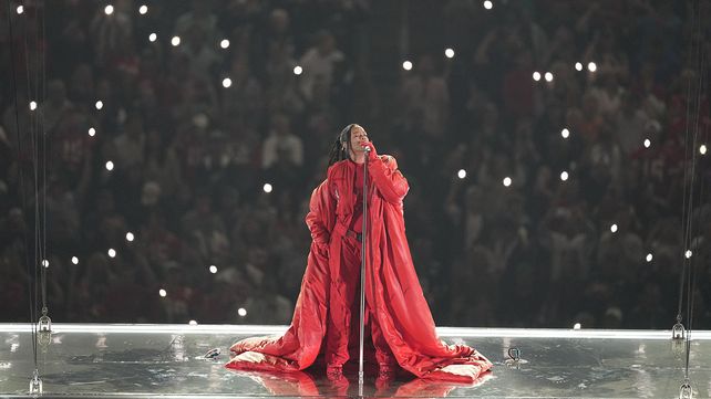 Rihanna: impactante show y confirmación de embarazo durante el Super Bowl