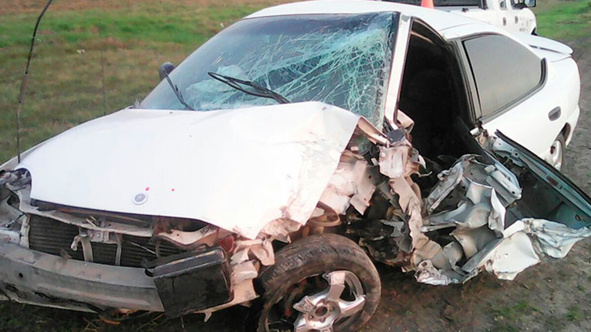 Joven conductor perdió el control de su auto y lo destrozó contra un puente