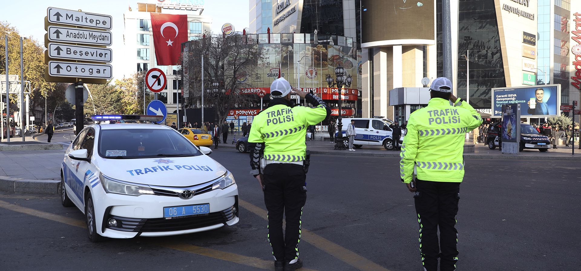 Oficiales de policía y personas se paran durante cinco minutos a las 09:05 en señal de respeto por Mustafa Kemal Ataturk, el fundador de la Turquía moderna, el día que marca el 84º aniversario de su muerte, en la plaza principal de Kizilay en Ankara, Turquía, el jueves. 10 de noviembre de 2022.