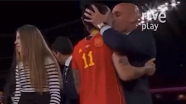 El presidente de la Federación Española besó en la boca a una jugadora