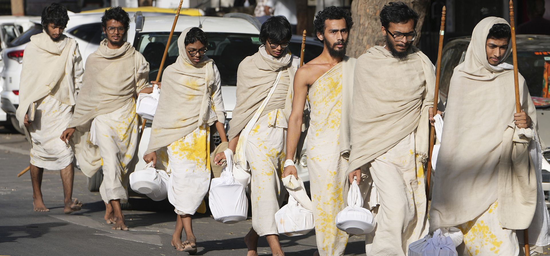 Un grupo de monjes jainista camina por una calle en Ahmedabad, India, el miércoles 5 de marzo de 2025. (Foto AP/Ajit Solanki) Un grupo de monjes jainista camina por una calle en Ahmedabad, India, el miércoles 5 de marzo de 2025. (Foto AP/Ajit Solanki)