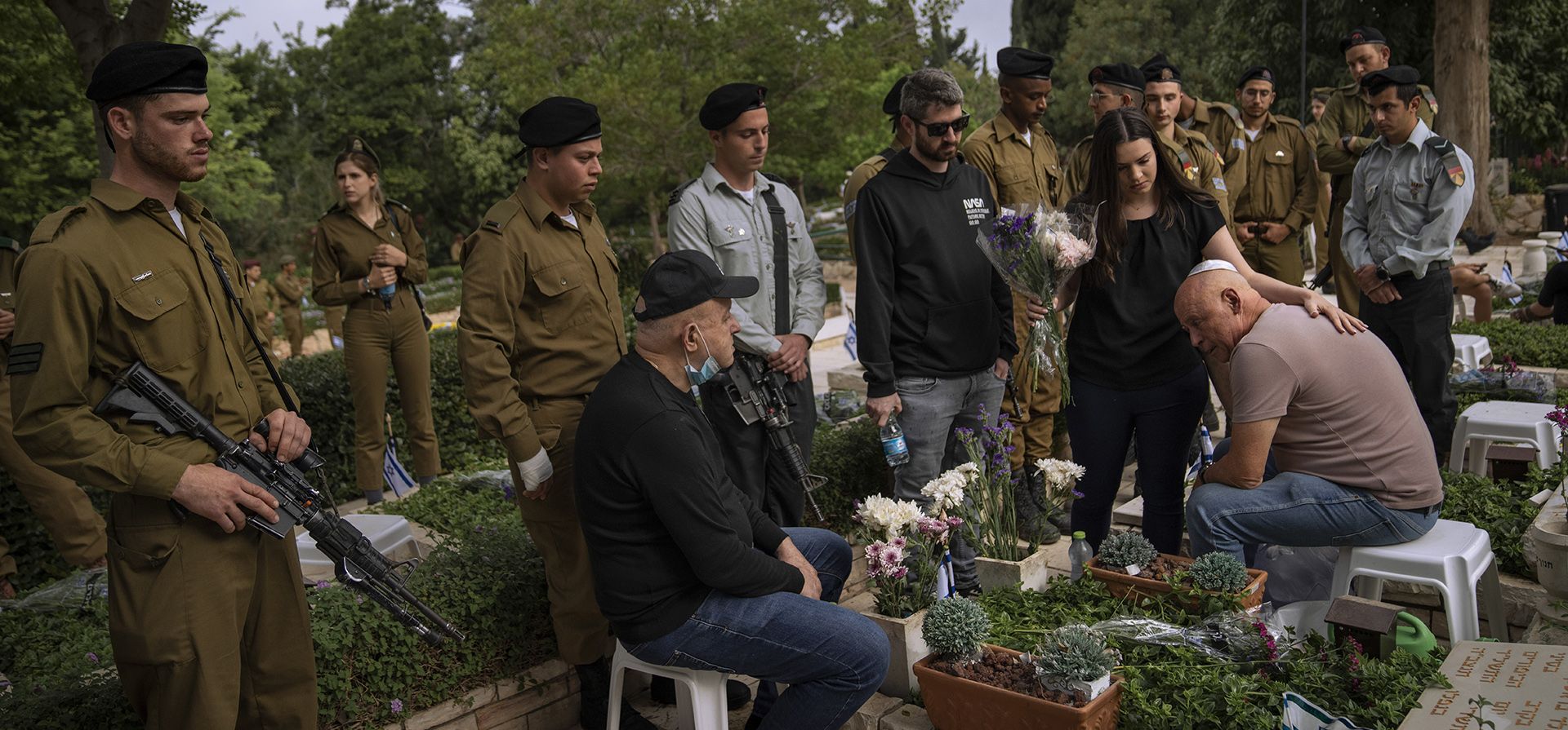Familiares de soldados caídos se reúnen para una ceremonia que marca el Día de los Caídos en un cementerio militar en Tel Aviv, Israel, el miércoles 4 de mayo de 2022. Israel conmemora el Día de los Caídos en recuerdo de los soldados que murieron en los conflictos de la nación.