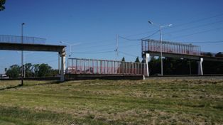 Impactante choque en Circunvalación: un camión derribó un puente peatonal y el tránsito estuvo cortado