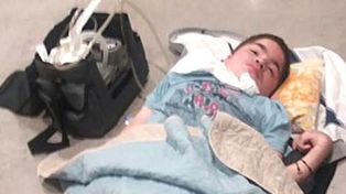 El aeropuerto de Londres dejó a un niño argentino tendido en el piso