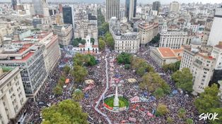 Una multitud se congregó en la Plaza de Mayo, frente a la Casa Rosada, para conmemorar el Día de la Memoria, Verdad y Justicia.