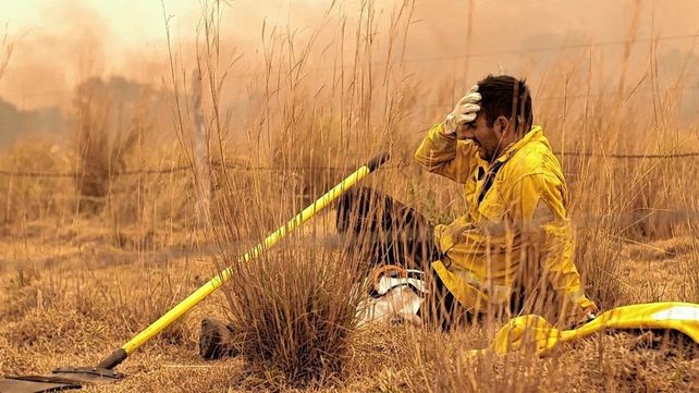 Imágenes de la desazón de un bombero en Corrientes