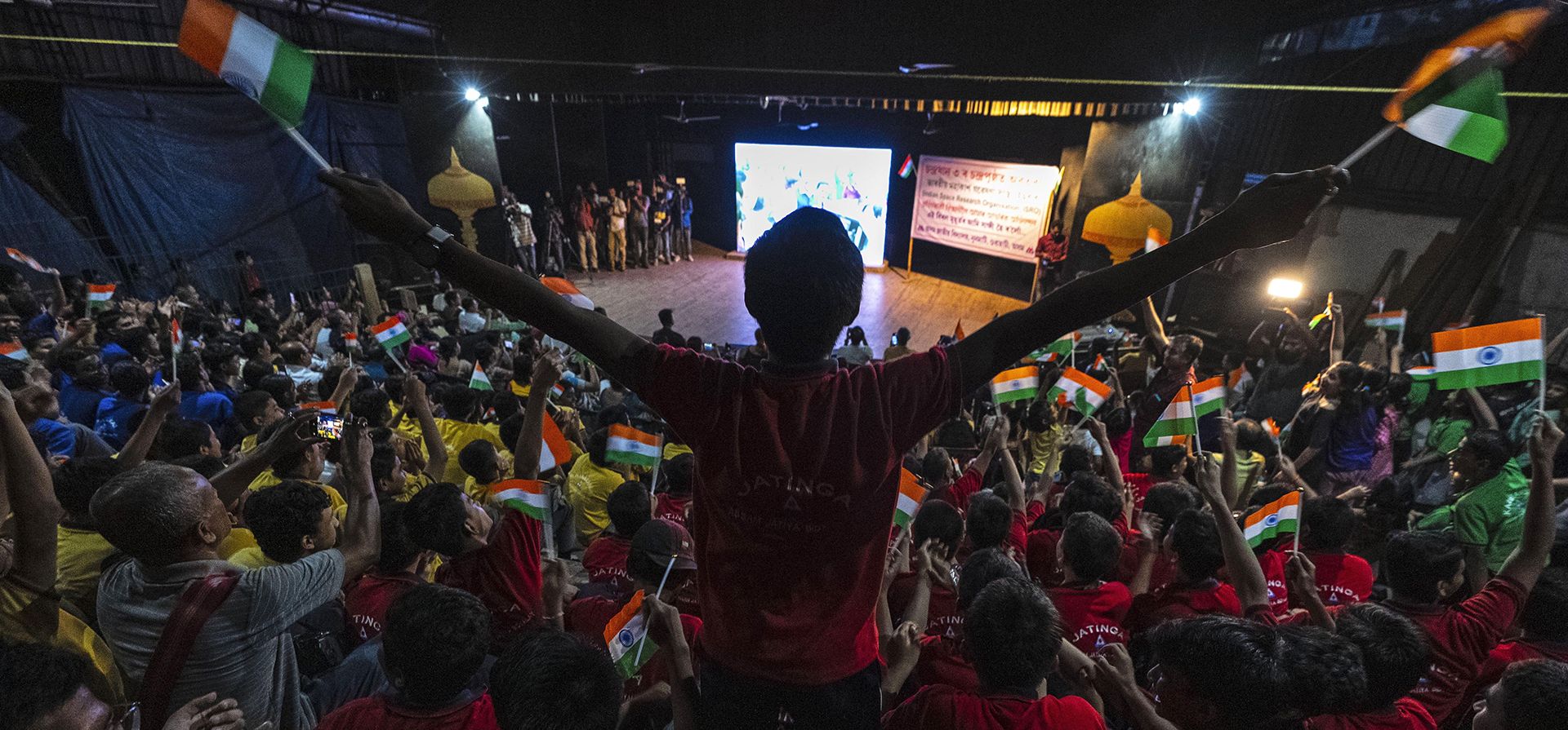 Escolares celebran el aterrizaje exitoso de la nave espacial Chandrayaan-3 en la luna, en una escuela en Guwahati, India, el miércoles 23 de agosto de 2023. India aterrizó una nave espacial cerca del polo sur de la luna, un territorio desconocido que los científicos creen que podría tener vitales reservas de agua congelada y elementos preciosos. (Foto AP/Anupam Nath) Escolares celebran el aterrizaje exitoso de la nave espacial Chandrayaan-3 en la luna, en una escuela en Guwahati, India, el miércoles 23 de agosto de 2023. India aterrizó una nave espacial cerca del polo sur de la luna, un territorio desconocido que los científicos creen que podría tener vitales reservas de agua congelada y elementos preciosos. (Foto AP/Anupam Nath)