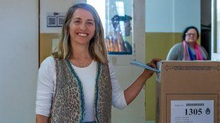 La diputada provincial del PJ, Laura Stratta, emitió su voto en la ciudad de Victoria.