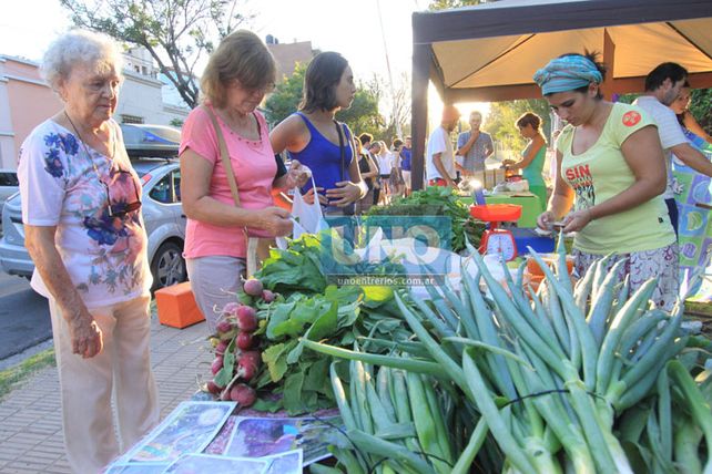 Naturales. Las verduras de Desvío a la Raíz fueron de las más elegidas en la tarde de ayer. También se vendieron productos elaborados y recipientes de barro para una cocción más sana.  Foto UNO/Juan Ignacio Pereira