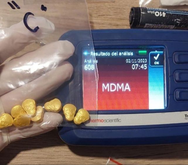 En un departamento de Zeballos al 2400 encontraron más de 1200 pastillas de éxtasis y casi 400 gramos de cristales.&nbsp;