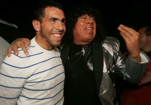 Tevez y la Mona Jiménez se dieron un palazo